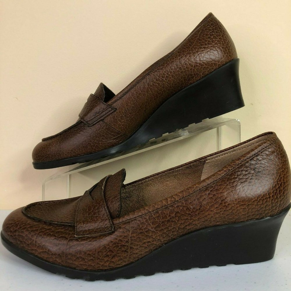 Cloudwalkers Boston Brown Pebbled Leather Pumps - Picture 2 of 8